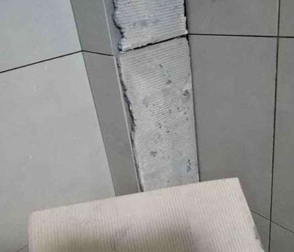 奉化瓷砖空鼓维修公司分享下厨房瓷砖脱落的补救措施。